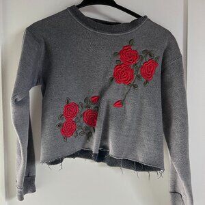 American Vintage Cropped Sweatshirt – Embroidered Roses